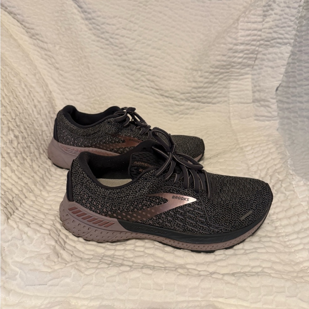 Brooks Women's Black and Gray Athletic Shoes